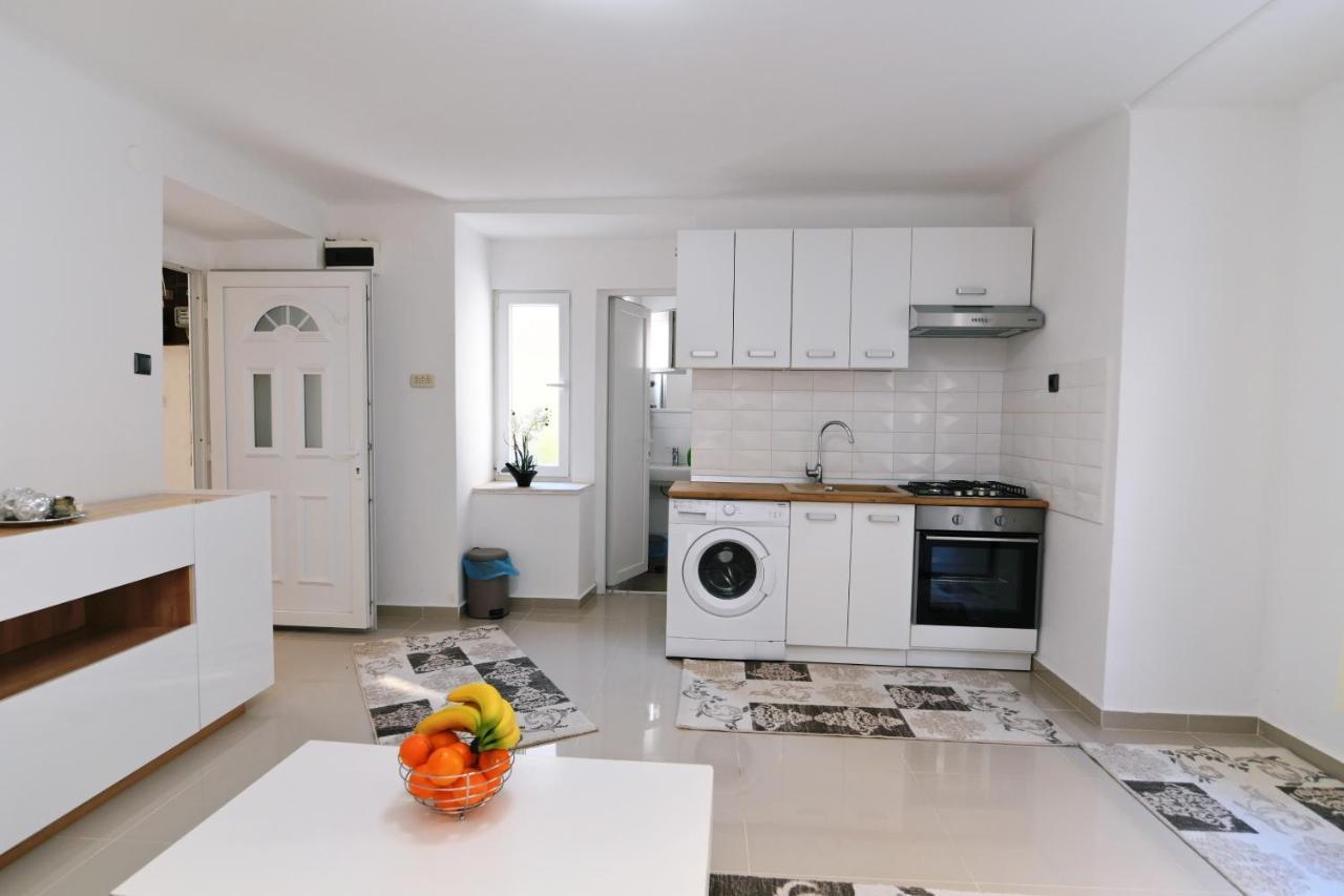 Tyson Studio Apartments Kraljevica Bagian luar foto